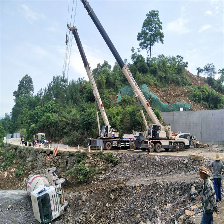 禹城汽车掉沟里叫吊车救援要多少钱